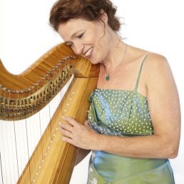 Heleen Bartels, harpist and singer