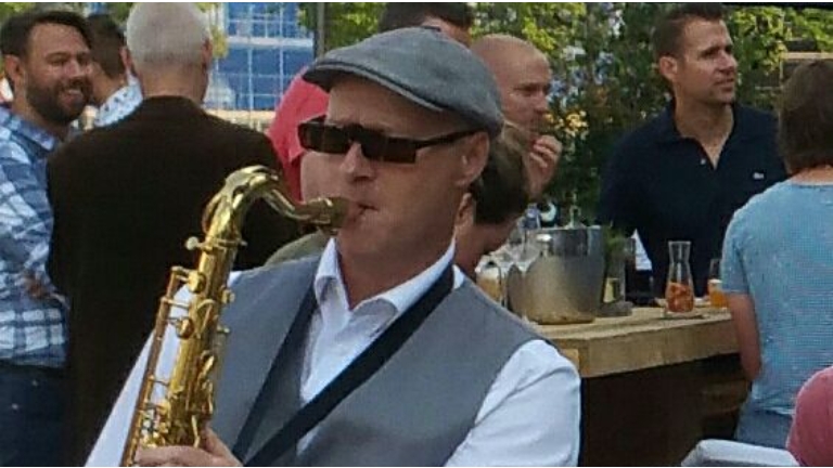 De mobiele straat saxofonist Robert