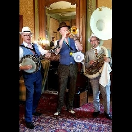 Festive music! Dixieland trio