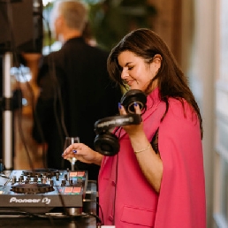 Vrouwelijke DJ all-round bruiloft