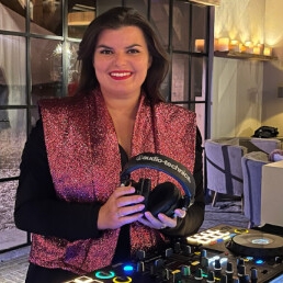 Female DJ all-round wedding