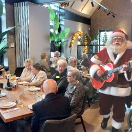 de Zingende Kerstman met gitaar