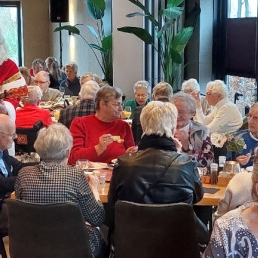 de Zingende Kerstman met gitaar