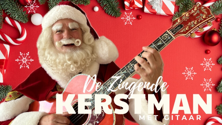 de Zingende Kerstman met gitaar