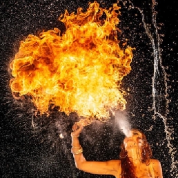 Vuurspuwster / Fire acts (Vrouw)