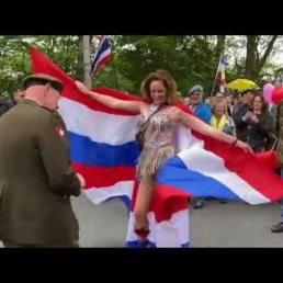 Show Girl met Nederlandse Vlag Vleugels
