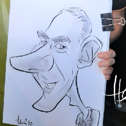 Quick drawing caricaturist Henri