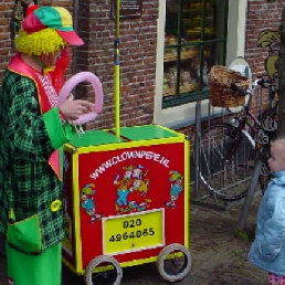 Pepe's balloon cart
