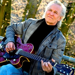 Singer (male) Den Haag  (NL) Singer guitarist Robert Harms