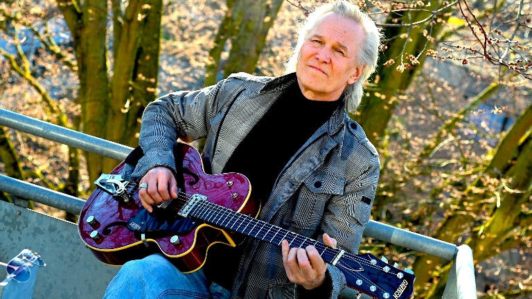 Zanger gitarist Robert Harms