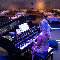 Singer (female) Voorburg  (NL) Singer-pianist Debora
