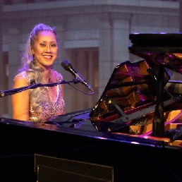 Zangeres-Pianiste Debora