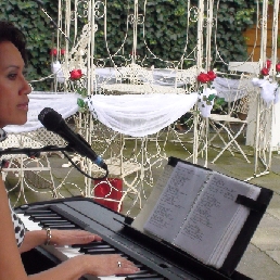 Ceremonie zangeres Debora