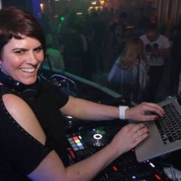 Female Allround DJ missQQless (5 uur)