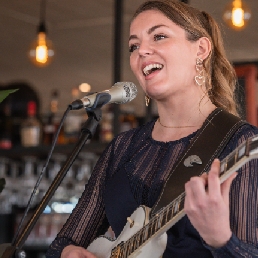 Guitarist & singer Laurie - All-round