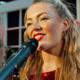 Singer (female) Amsterdam  (NL) Christmas singer Laurie stage show
