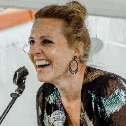 Singer (female) Landsmeer  (NL) Singer Dieke van Hoften(classical, pop)