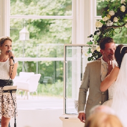 Wedding singer Dieke van Hoften