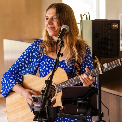 Singer (female) Egmond aan Zee  (NL) 