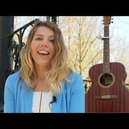 Singer (female) Egmond aan Zee  (NL) Ceremony wedding singer with guitar