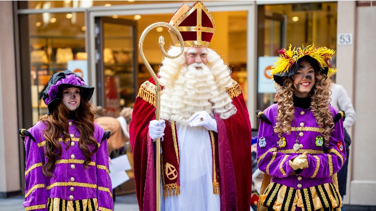 Bezoek van Sinterklaas en 2 Hippe Pieten