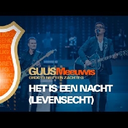 Guus Meeuwis with live band