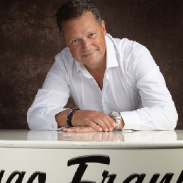 Hugo Franks | Singer & Piano Entertainer