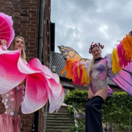 XXL flowers on stilts