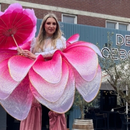 Animatie Gouda  (NL) XXL bloemen op stelten