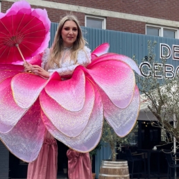 XXL flowers on stilts