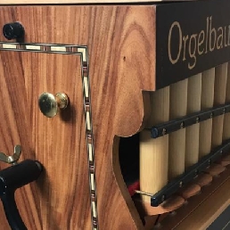Mobile barrel organ