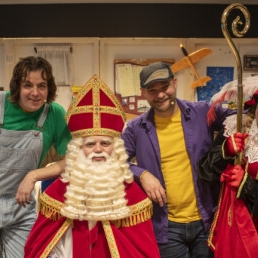 Kids show Gouda  (NL) Max & Thomas - Unpacking with St. Nicholas