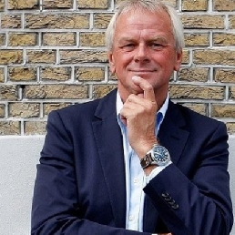 Presenter Oostvoorne  (NL) Rene Boender als dagvoorzitter