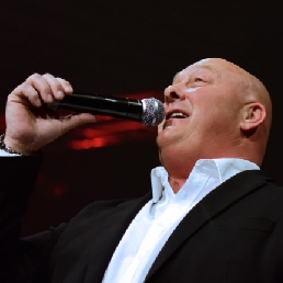 Singer (male) Delft  (NL) John Medley