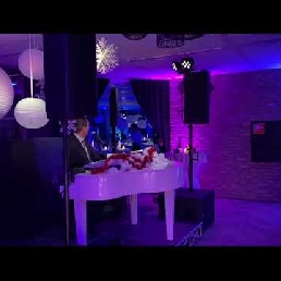 Singing Pianoplayer