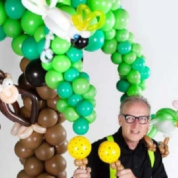 Balloon artist Frans