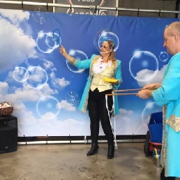 Bubbles and bubbles - bubble blowing workshop