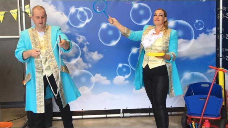 Bubbles and bubbles - bubble blowing workshop