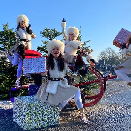 Animatie Rotterdam  (NL) Kerst Meisjes in  wit/goud kostuum