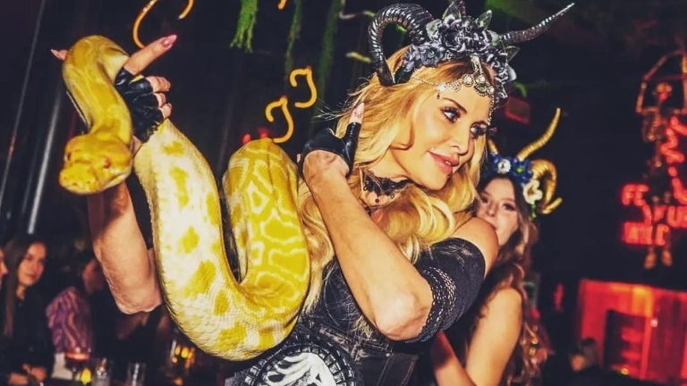 Halloween act Danseres met een slang