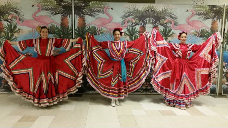Mariachi dancers and dancers