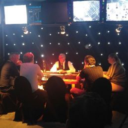 Pokertoernooi met TV Finale pokertafel