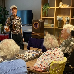 Huiskamershow voor ouderen met dementie