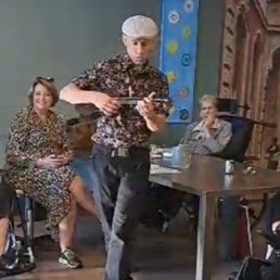 Singer (male) Tilburg  (NL) Ukulele for seniors (with dementia)