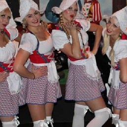 Showdancers in theme