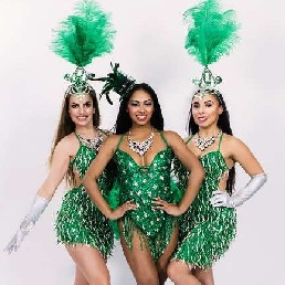 Showdancers in theme