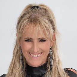 Singer (female) Nijkerk  (NL) Elvira Fischer