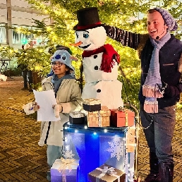 Zingende sneeuwpop Frosty (handpop) met