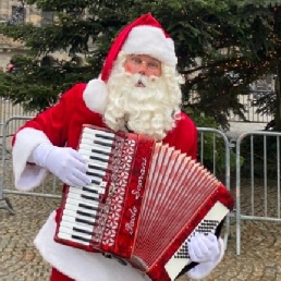 Kerstman met accordeon
