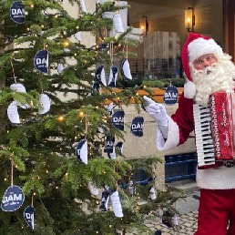 Accordeonist Hazerswoude Rijndijk  (NL) Kerstman met accordeon